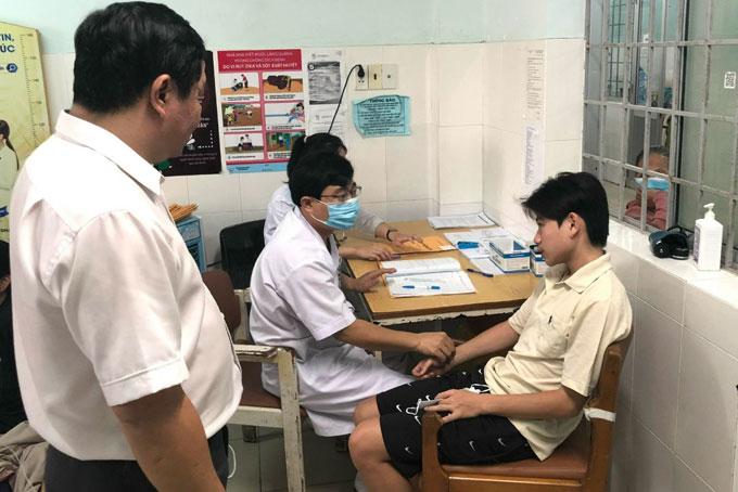 Bác sĩ thăm khám cho học sinh tại Bệnh viện Đa khoa tỉnh Khánh Hòa.
